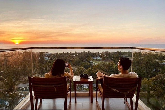 Các cặp đôi tranh thủ thời điểm vàng đi nghỉ dưỡng để có những thời gian riêng tư bên nhau cùng ngắm nhìn biển trời từ ban công lộng gió, hít hà vị mặn mòi của biển giữa thiên nhiên xanh, trong lành.