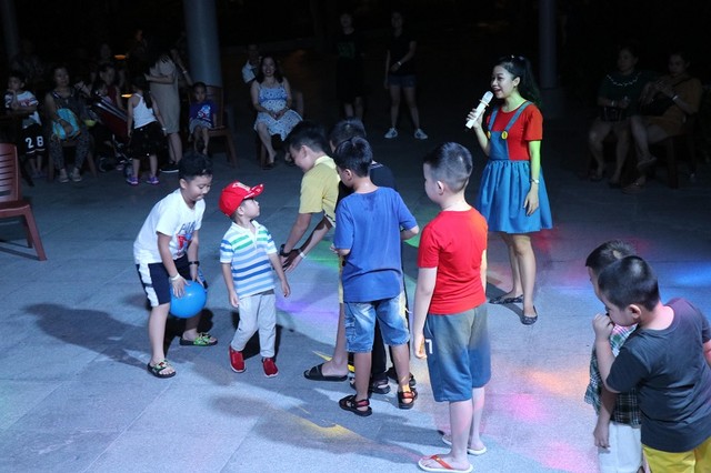 Buổi tối, khu vực sân khấu ngoài trời với những giai điệu sống động cùng nhiều trò chơi vận động mới lạ, hấp dẫn thu hút nhiều du khách nhí và bố mẹ tham gia. Những trải nghiệm vui nhộn tại đây chắc chắn sẽ khiến bạn “quên lối về” tại Riviera.