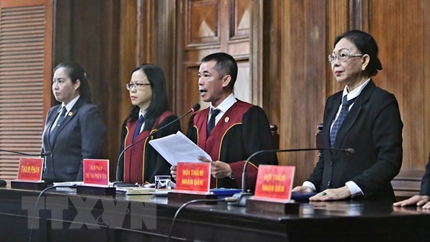 Hội đồng xét xử tuyên đọc bản án. (Ảnh: Thành Chung/TTXVN). Hội đồng xét xử tuyên đọc bản án. (Ảnh: Thành Chung/TTXVN).