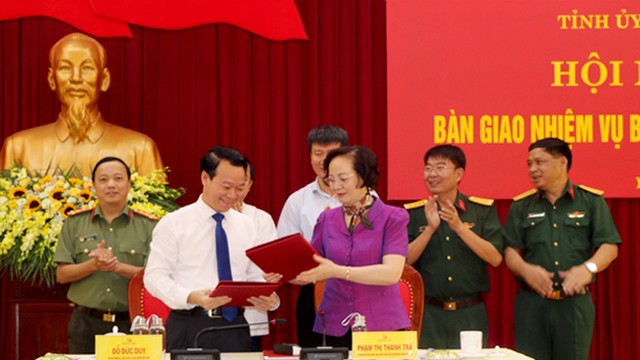 Đồng chí Phạm Thị Thanh Trà và đồng chí Đỗ Đức Duy ký biên bản bàn giao chức vụ Bí thư Đảng ủy Quân sự tỉnh Yên Bái. Đồng chí Phạm Thị Thanh Trà và đồng chí Đỗ Đức Duy ký biên bản bàn giao chức vụ Bí thư Đảng ủy Quân sự tỉnh Yên Bái.