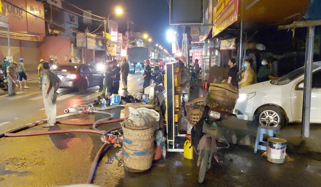 Người dân di dời tài sản ra ngoài. Người dân di dời tài sản ra ngoài.