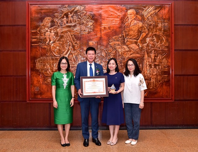 Phó tổng giám đốc Vietcombank Phạm Mạnh Thắng cùng các đại biểu Vietcombank chụp ảnh kỷ niệm.