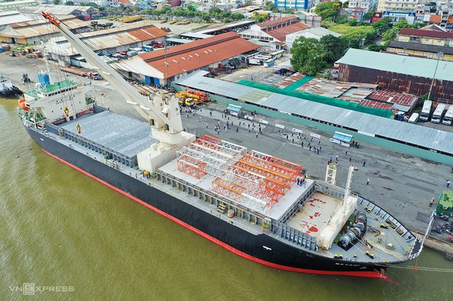 Tàu Bayani đang neo đậu ở cảng Khánh Hội để thực hiện tháo dỡ tàu metro đưa xuống xe siêu trường, sáng 8/10.