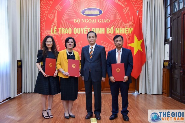 Thứ trưởng Bộ Ngoại giao Lê Hoài Trung trao quyết định bổ nhiệm cho các cán bộ Bộ Ngoại giao. Ảnh: Thế giới &amp; Việt Nam.