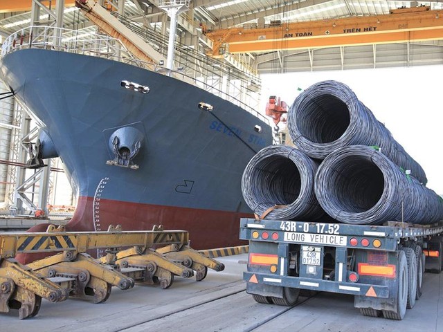 Xuất khẩu thép từ Dung Quất.