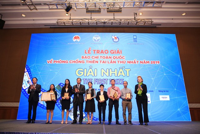 Bộ trưởng Bộ Nông nghiệp và PTNT Nguyễn Xuân Cường và bà Caitlin Wiesen, Trưởng Đại diện UNDP tại Việt Nam trao bằng khen và kỷ niệm chương cho các tác giả đạt giải Nhất.