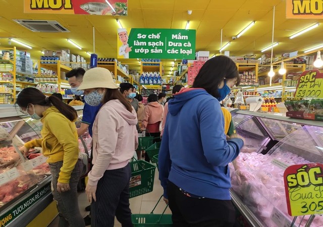 Khung cảnh chẳng khác ‘chợ tết’. Khung cảnh chẳng khác ‘chợ tết’.