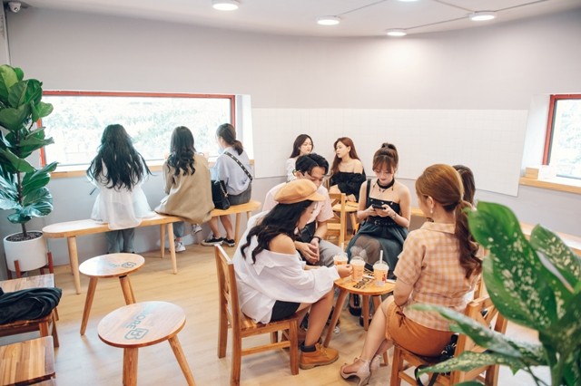 Bên cạnh thực đơn riêng biệt, Bmore còn có sức hút lớn với khách hàng bởi các cửa hàng được thiết kế trẻ trung với nhiều góc “sống ảo”. Bên cạnh thực đơn riêng biệt, Bmore còn có sức hút lớn với khách hàng bởi các cửa hàng được thiết kế trẻ trung với nhiều góc “sống ảo”.