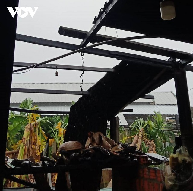 Nhiều nhà dân ở Thừa Thiên Huế bị tốc mái. Nhiều nhà dân ở Thừa Thiên Huế bị tốc mái.