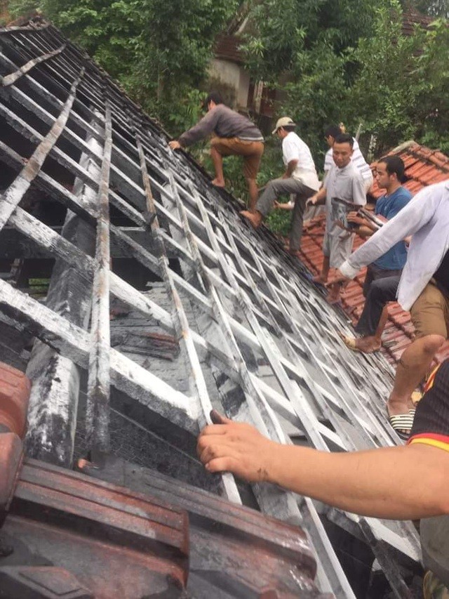 Người dân đang tập trung cứu chữa những gì còn sót lại sau vụ cháy.