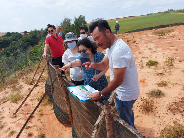 Đại diện Bệnh viện Đại học Y Hà Nội khảo sát Dự án NovaWorld Phan Thiet sau buổi làm việc. Đại diện Bệnh viện Đại học Y Hà Nội khảo sát Dự án NovaWorld Phan Thiet sau buổi làm việc.