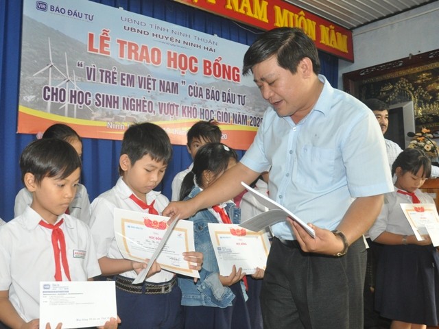 120 suất học bổng "Vì trẻ em Việt Nam" của Báo Đầu tư đã đến với học sinh tỉnh Ninh Thuận. 120 suất học bổng "Vì trẻ em Việt Nam" của Báo Đầu tư đã đến với học sinh tỉnh Ninh Thuận.