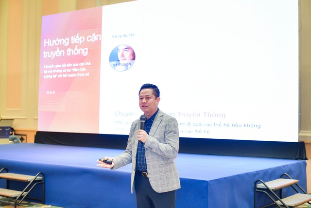 Ông Lê Phạm Duy – Phó Giám đốc Khối Bancasurance, MB Ageas Life giới thiệu về sản phẩm Món Quà Phú Quý.