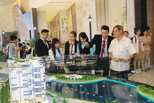 The Aston Luxury Residence kỳ vọng sẽ góp phần giải cơn khát sở hữu căn hộ cao cấp mặt tiền biển tại thành phố Nha Trang. The Aston Luxury Residence kỳ vọng sẽ góp phần giải cơn khát sở hữu căn hộ cao cấp mặt tiền biển tại thành phố Nha Trang.