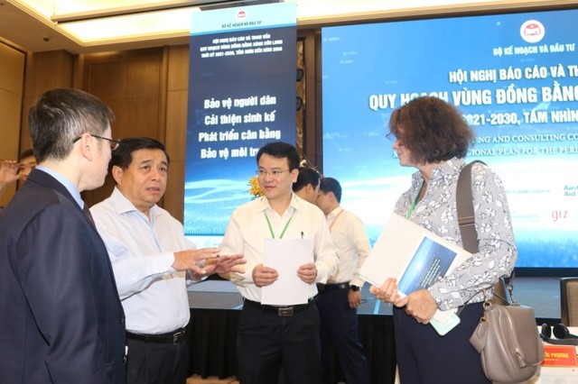 Bộ trưởng Nguyễn Chí Dũng (thứ hai từ trái sang) và Thứ trưởng Trần Quốc Phương (thứ ba từ trái sang) trao đổi với các chuyên gia nước ngoài tại Hội nghị - Ảnh Lê Toàn.