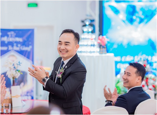 Tận tâm trong chăm sóc khách hàng hiện hữu và tận dụng mọi cơ hội để mở rộng khách hàng mới là một trong những bí quyết thành công của anh Nghị. Tận tâm trong chăm sóc khách hàng hiện hữu và tận dụng mọi cơ hội để mở rộng khách hàng mới là một trong những bí quyết thành công của anh Nghị.