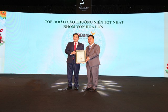 Ông Trần Hoài Nam- Phó Tổng Giám đốc HDBank đại diện HDBank nhận giải tại Lễ vinh danh cuộc Bình chọn Doanh nghiệp niêm yết 2020. Ông Trần Hoài Nam- Phó Tổng Giám đốc HDBank đại diện HDBank nhận giải tại Lễ vinh danh cuộc Bình chọn Doanh nghiệp niêm yết 2020.