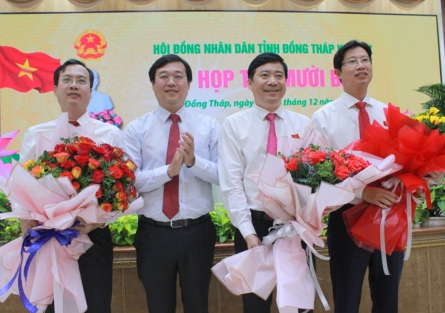 Bí thư tỉnh Đồng Tháp tặng hoa chúc mừng Chủ tịch và Phó Chủ tịch UBND tỉnh. Bí thư tỉnh Đồng Tháp tặng hoa chúc mừng Chủ tịch và Phó Chủ tịch UBND tỉnh.