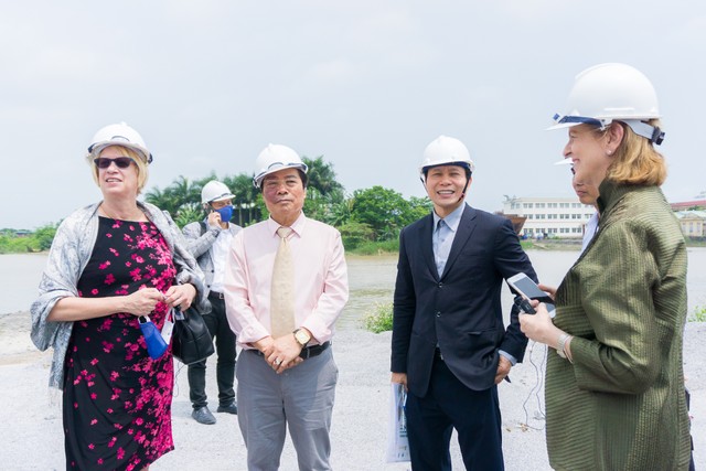 Các chuyên gia của UNDP trong một chuyến khảo sát tới doanh nghiệp sản xuất gạch không nung. Các chuyên gia của UNDP trong một chuyến khảo sát tới doanh nghiệp sản xuất gạch không nung.