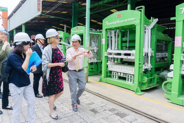 Các chuyên gia Dự án phát triển vật liệu xây không nung do UNDP tài trợ khảo sát tại Công ty Thanh Phúc.
