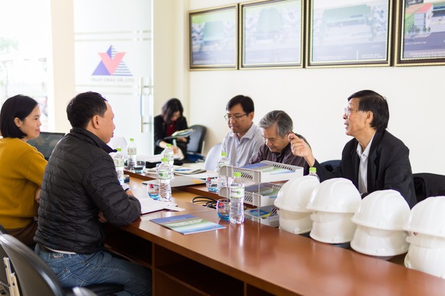 Các chuyên gia Dự án phát triển vật liệu xây không nung trao đổi với lãnh đạo Công ty Trần Châu.