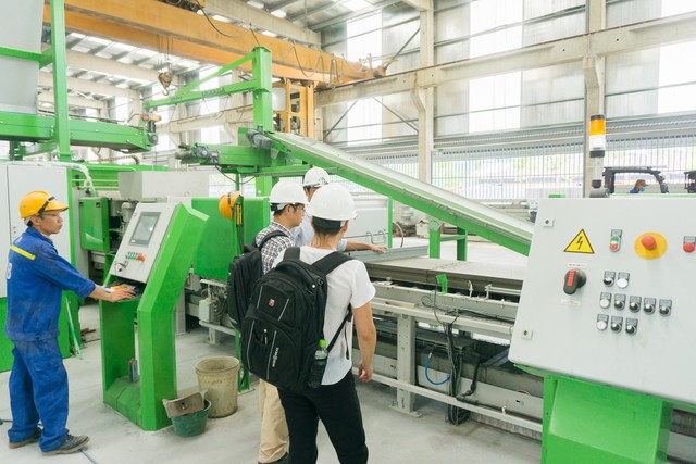 Với sự hỗ trợ của Dự án phát triển vật liệu xây không nung, nhiều doanh nghiệp đã tiếp cận với dây chuyển sản xuất hiện đại. Với sự hỗ trợ của Dự án phát triển vật liệu xây không nung, nhiều doanh nghiệp đã tiếp cận với dây chuyển sản xuất hiện đại.