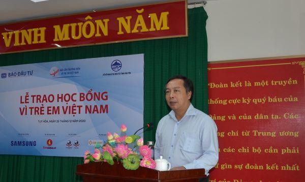 Ông Lê Trọng Minh chúc mừng các em học sinh được nhận học bổng và mong muốn các em tiếp tục học tập giỏi hơn nữa để trở thành công dân có ích cho xã hội.
