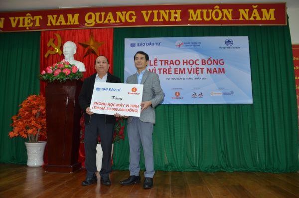 Trao 10 bộ máy vi tính cho trường Tôn Đức Thắng, huyện Sông Hinh.