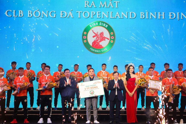Ông Nguyễn Tuấn Thanh - Ủy viên Ban thường vụ Tỉnh ủy, Phó Chủ tịch Thường trực UBND tỉnh Bình Định cùng ông Nguyễn Đình Trung – Chủ tịch Tập đoàn Hưng Thịnh và Hoa hậu Đỗ Thị Hà trao bằng khen, hoa và tiền thưởng 3 tỷ đồng của Tập đoàn Hưng Thịnh cho CLB bóng đá Bình Định, cũng như chứng kiến phần ra mắt của Topenland Binh Dinh FC. Ông Nguyễn Tuấn Thanh - Ủy viên Ban thường vụ Tỉnh ủy, Phó Chủ tịch Thường trực UBND tỉnh Bình Định cùng ông Nguyễn Đình Trung – Chủ tịch Tập đoàn Hưng Thịnh và Hoa hậu Đỗ Thị Hà trao bằng khen, hoa và tiền thưởng 3 tỷ đồng của Tập đoàn Hưng Thịnh cho CLB bóng đá Bình Định, cũng như chứng kiến phần ra mắt của Topenland Binh Dinh FC.