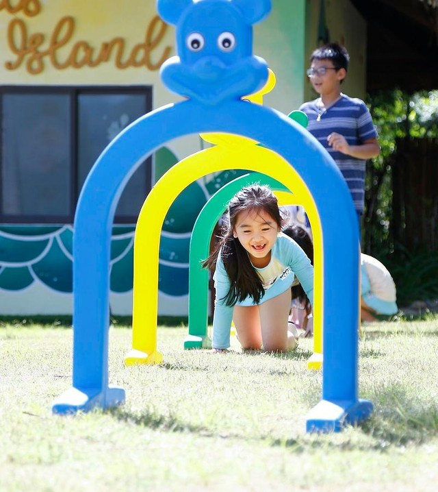 Các bạn nhỏ hào hứng với nhiều hoạt động vui nhộn trên bờ biển tại Riviera. Các bạn nhỏ hào hứng với nhiều hoạt động vui nhộn trên bờ biển tại Riviera.