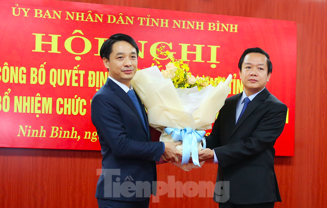 Chủ tịch UBND tỉnh Ninh Bình chúc mừng tân giám đốc Sở Tài chính Hoàng Văn Kiên (trái) - Ảnh: báo Tiền phong. Chủ tịch UBND tỉnh Ninh Bình chúc mừng tân giám đốc Sở Tài chính Hoàng Văn Kiên (trái) - Ảnh: báo Tiền phong.