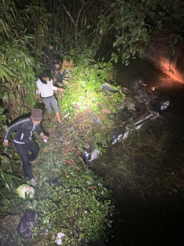 Hiện trường vụ tai nạn trên QL18 (đoạn qua xã Đường Hoa, huyện Hải Hà, tỉnh Quảng Ninh). Hiện trường vụ tai nạn trên QL18 (đoạn qua xã Đường Hoa, huyện Hải Hà, tỉnh Quảng Ninh).