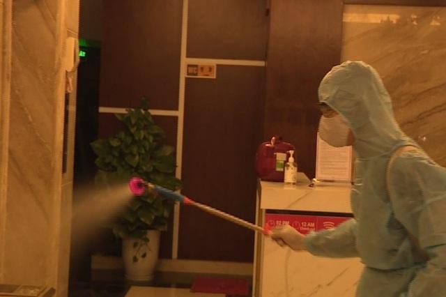 Phun khử khuẩn tại những nơi liên quan. Ảnh: Truyền hình Hạ Long. Phun khử khuẩn tại những nơi liên quan. Ảnh: Truyền hình Hạ Long.