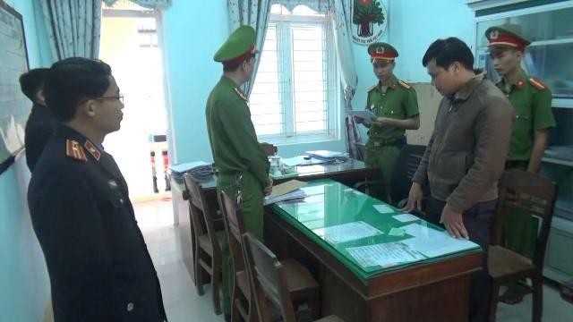 Cơ quan CSĐT Công an huyện Duy Xuyên thi hành quyết định khởi tố bị can, bắt tạm giam đối với Lê Hoàn Vũ. Cơ quan CSĐT Công an huyện Duy Xuyên thi hành quyết định khởi tố bị can, bắt tạm giam đối với Lê Hoàn Vũ.