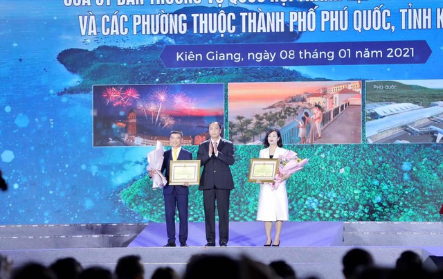 Lãnh đạo tỉnh Kiên Giang trao hoa và bằng chứng nhận cho 2 nhà đồng tài trợ Sun Group và BIM Group.