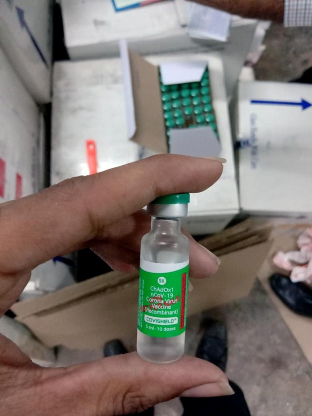 1 lọ vaccine Covishield do Viện Huyết thanh Ấn Độ sản xuất trên cơ sở nghiên cứu của Đại học Oxford và hãng dược AstraZeneca. 1 lọ vaccine Covishield do Viện Huyết thanh Ấn Độ sản xuất trên cơ sở nghiên cứu của Đại học Oxford và hãng dược AstraZeneca.