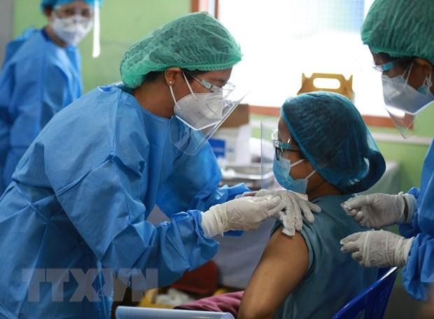 Nhân viên y tế được tiêm vắcxin phòng COVID-19 tại Yangon, Myanmar, ngày 27/1/2021. (Ảnh: THX/TTXVN).