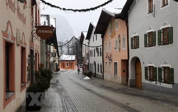 Cảnh vắng vẻ tại một tuyến phố ở Garmisch-Partenkirchen, Đức. (Ảnh: AFP/TTXVN). Cảnh vắng vẻ tại một tuyến phố ở Garmisch-Partenkirchen, Đức. (Ảnh: AFP/TTXVN).