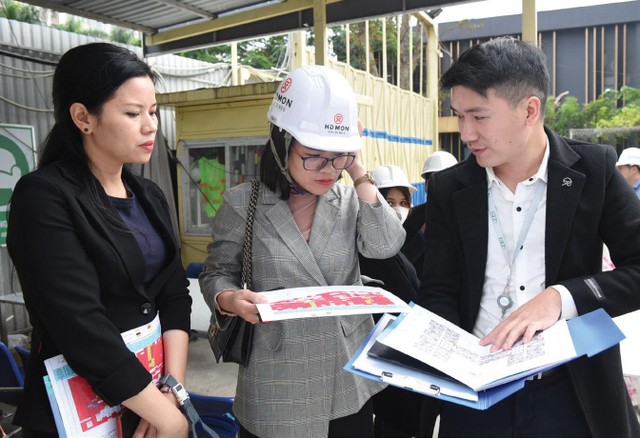 Khách hàng đang trải nghiệm dịch vụ ngân hàng số Nam A Bank.