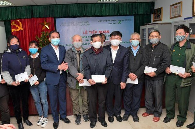 Ông Lê Hồng Sơn - Ủy viên ban thường vụ Thành ủy, Phó Chủ tịch thường trực UBND TP. Hà Nội (thứ 3 từ trái sang) và ông Đào Minh Tuấn – Phó tổng giám đốc, Chủ tịch Công đoàn Vietcombank (thứ 4 từ phải sang) trao quà Tết cho các nạn nhân chất độc da cam/dioxin TP. Hà Nội.