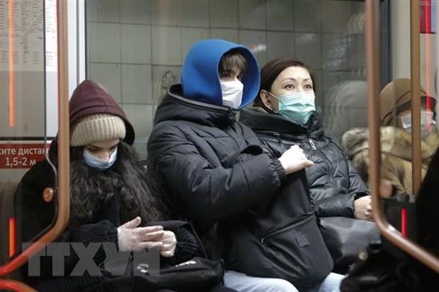Hành khách đeo khẩu trang phòng dịch COVID-19 khi lưu thông bằng tàu điện ngầm tại Moskva, Nga. (Ảnh: THX/TTXVN). Hành khách đeo khẩu trang phòng dịch COVID-19 khi lưu thông bằng tàu điện ngầm tại Moskva, Nga. (Ảnh: THX/TTXVN).