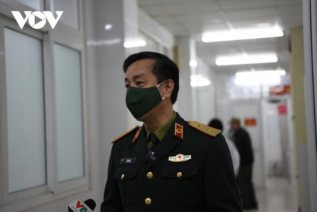 Trung tướng, Giáo sư, Tiến sĩ Đỗ Quyết, Giám đốc Học viên Quân y trao đổi với báo chí.