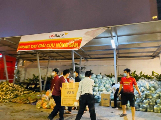 HDBank luôn tuân thủ và hỗ trợ khách hàng trong các công tác phòng chống dịch. HDBank luôn tuân thủ và hỗ trợ khách hàng trong các công tác phòng chống dịch.