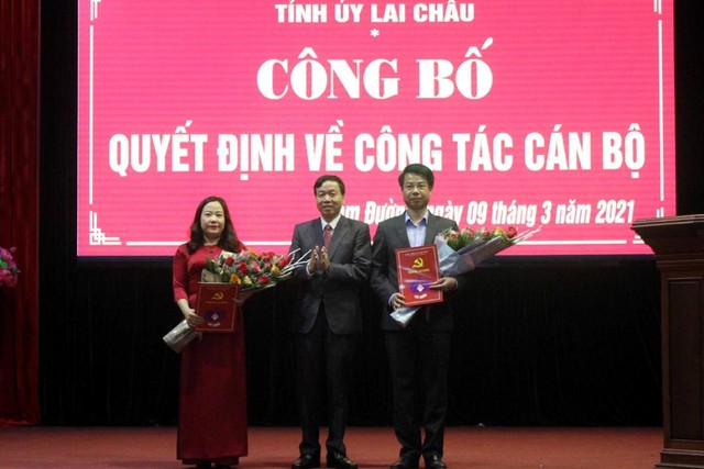 Trên cương vị mới, các ông, bà được điều động hứa sẽ tiếp tục rèn luyện, tu dưỡng phẩm chất, đạo đức; không ngừng học tập, bồi dưỡng nâng cao bản lĩnh chính trị, trình độ chuyên môn để hoàn thành tốt trọng trách được giao. Trên cương vị mới, các ông, bà được điều động hứa sẽ tiếp tục rèn luyện, tu dưỡng phẩm chất, đạo đức; không ngừng học tập, bồi dưỡng nâng cao bản lĩnh chính trị, trình độ chuyên môn để hoàn thành tốt trọng trách được giao.