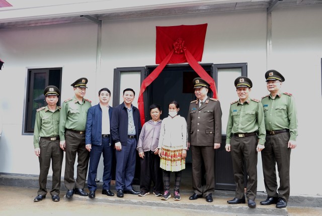 Đại tướng Tô Lâm - Ủy viên Bộ Chính trị, Bộ trưởng Bộ Công (thứ 3 từ phải sang) cùng các Ủy viên BCH Trung ương Đảng: đồng chí Đỗ Trọng Hưng - Bí thư Tỉnh ủy tỉnh Thanh Hóa (thứ 4 từ trái sang); đồng chí Nghiêm Xuân Thành – Bí thư Đảng ủy, Chủ tịch HĐQT Vietcombank (thứ 3 từ trái sang) và các đồng chí lãnh đạo Bộ Công an bàn giao nhà tình nghĩa cho gia đình anh Vàng A Lồng.