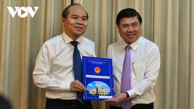 Chủ tịch UBND TP.HCM Nguyễn Thành Phong trao Quyết định cho ông Trần Văn Bảy. Chủ tịch UBND TP.HCM Nguyễn Thành Phong trao Quyết định cho ông Trần Văn Bảy.