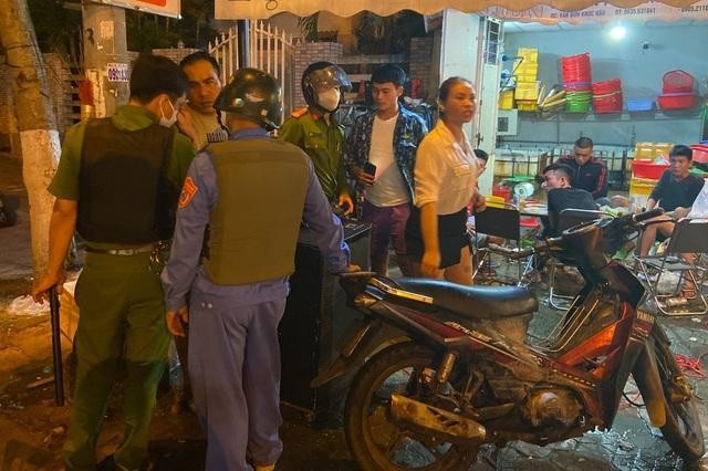 Tổ phản ứng nhanh của phường Nại Hiên Đông nhắc nhở người dân không mở nhạc to trong khu dân cư. Tổ phản ứng nhanh của phường Nại Hiên Đông nhắc nhở người dân không mở nhạc to trong khu dân cư.