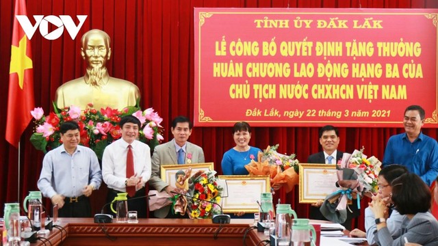 Trao quyết định tặng thưởng Huân chương Lao động hạng ba Chủ tịch nước cho các cá nhân. Trao quyết định tặng thưởng Huân chương Lao động hạng ba Chủ tịch nước cho các cá nhân.