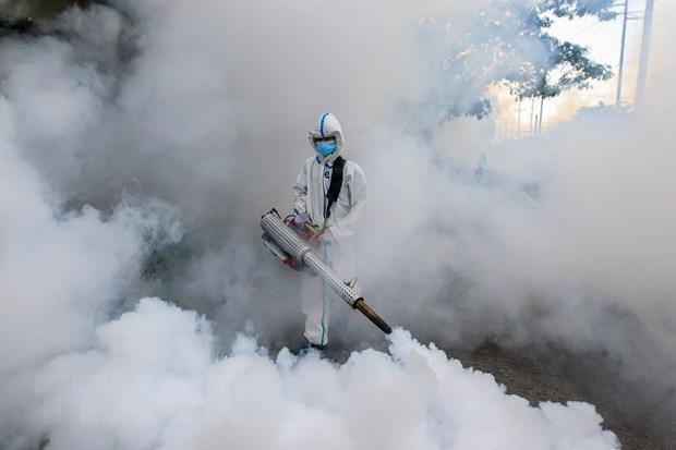 Phun thuốc khử trùng nhằm ngăn chặn sự lây lan của COVID-19 tại Manila, Philippines, ngày 17/3/2021. (Ảnh: THX/TTXVN).