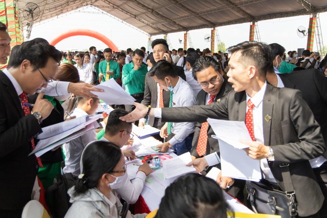 Hàng ngàn khách hàng chen lấn tranh mua giai đoạn 1 khu đô thị Thăng Long Central City tọa lạc ngay trung tâm Bàu Bàng. Hàng ngàn khách hàng chen lấn tranh mua giai đoạn 1 khu đô thị Thăng Long Central City tọa lạc ngay trung tâm Bàu Bàng.
